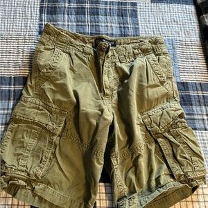 Men’s American Eagle olive green cargo shorts